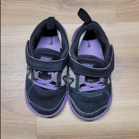 Kids 7.5C Nike Purple and Black Shoes - Picture 6 of 6
